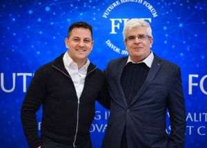 Dr. Marcel Martinaş (stânga), alături de Ilia Stambler